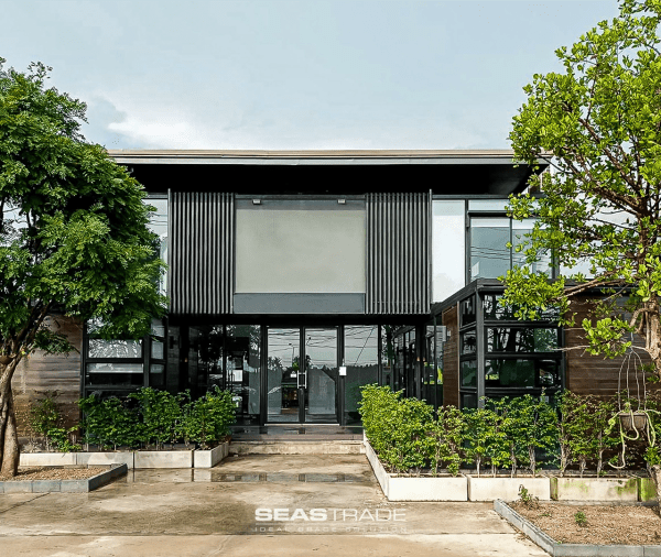 ออฟฟิศสำเร็จรูป สำนักงานสำเร็จรูป โครงสร้างเหล็ก 2 ชั้น เหมาะสำหรับการทำออฟฟิศ สำนักงาน หรือ บ้านพักสำเร็จรูป ขนาดใหญ่ ตกแต่งด้วยผนังกระจก ระแนงไม้ ตอบสนองทุกความต้องการของลูกค้า