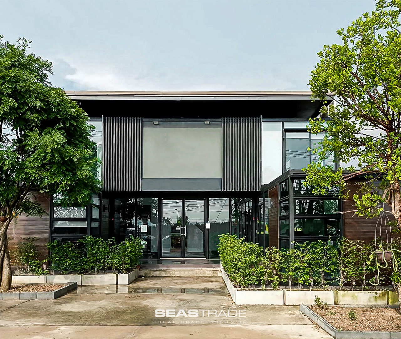 ออฟฟิศสำเร็จรูป สำนักงานสำเร็จรูป โครงสร้างเหล็ก 2 ชั้น เหมาะสำหรับการทำออฟฟิศ สำนักงาน หรือ บ้านพักสำเร็จรูป ขนาดใหญ่ ตกแต่งด้วยผนังกระจก ระแนงไม้ ตอบสนองทุกความต้องการของลูกค้า