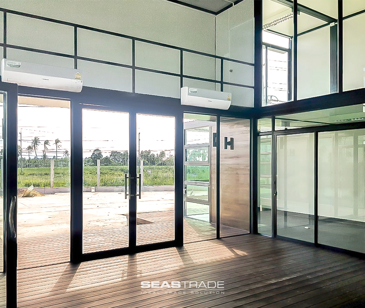 ออฟฟิศสำเร็จรูป สำนักงานสำเร็จรูป โครงสร้างเหล็ก 2 ชั้น เหมาะสำหรับการทำออฟฟิศ สำนักงาน หรือ บ้านพักสำเร็จรูป ขนาดใหญ่ ตกแต่งด้วยผนังกระจก ระแนงไม้ ตอบสนองทุกความต้องการของลูกค้า
